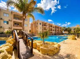 Sunshine Royal Seacrest- Prime Location Paphos with Pool