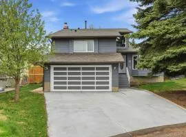 Bedwood Stay 3BR 10 mins to YYC Parking