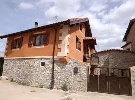 Entire house with Txoko and patio, 50 minutes from Bilbao