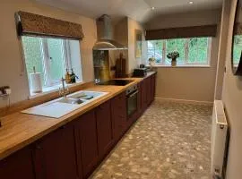 Llysawelon 2-Bed Cottage Sleeps 5 Pets Ok