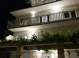 Villa Black & White