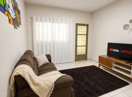 Casa completa perto do centro | Ar e garagem