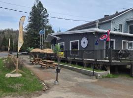 Auberge HALDER Lodge Inn Vacation Rental Near Mont Tremblant, Laurentians, hotel en Sainte-Marguerite
