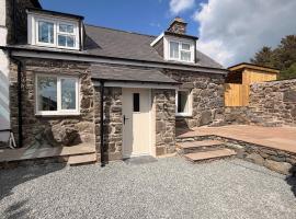 Luxury Farm Cottage with Hot tub & Beach View, hotel a Llanfair