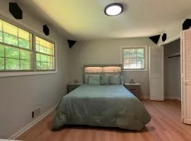 3B 2B Home with Private Suites Smart TVs 3