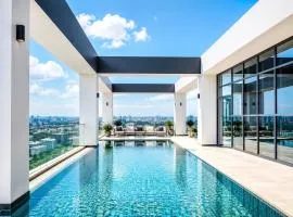 Escada Westlands With Pool, GYM, Rooftop Restaurant & Lounge, City View Glass Walls