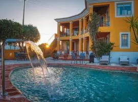 Apartment with pool and Meia Praia beach access