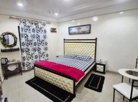 Chambre VIP avec Toillette intérieure chauffe eau Wi-Fi Smart Tv, hôtel à Yof