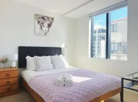Modern Studio Near Sky Tower w Pool Gym & Balcony V082