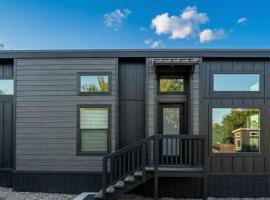 TH25 Red Rock Modern Tiny Home - 15 min to Sedona, отель в городе Коттонвуд