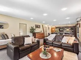 Kickenback Chalet - 2BR Chalet l Gym l Indoor Pool l Tennis Court l WiFi l Air-Con