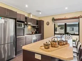Kickenback Lodge - 3BR Lodge l Gym l Indoor Pool l Tennis l WiFi l Air-Con