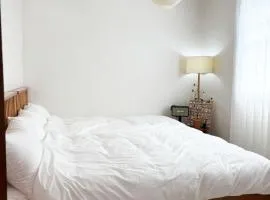 지하철 2분, 침대3, 4인 최적, 5인 가능, 홍대 경복궁 명동 동대문 이동편리