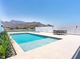 Well-Appointed 4BR Villa with Assistant Room and Private Pool, Featuring Sweeping Views of the Mountains and Sea, Minutes from Fujairah Pristine Beach, Al Dana Island, Fujairah by Deluxe Holiday Homes