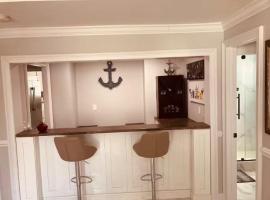 Entire space & family vacation home, hotel a Mastic