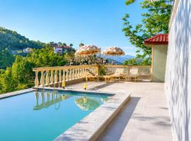 Mansaayan Villas by Aurella Hospitality-3BHK Luxury Valley View Villa in Kasauli with Private Pool, Treehouse & 70 inches Smart TV Bar Lounge, Hotel in Kasauli