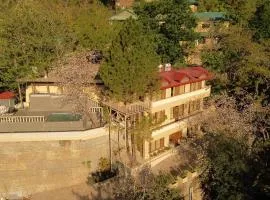 Mansaayan Villas by Aurella Hospitality-3BHK Luxury Valley View Villa in Kasauli with Private Pool, Treehouse & 70 inches Smart TV Bar Lounge