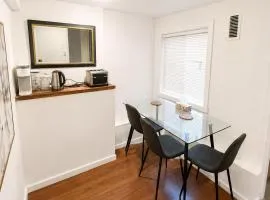 Cozy Queen Room in Kerrisdale Near UBC & Transit
