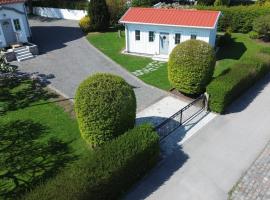 Litet hus nära centrum och tågstation, hotel v destinaci Falkenberg