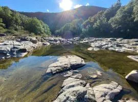 Tipi proche rivière en Ardèche