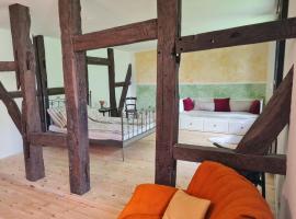 Große Ferienwohnung 160qm in einzigartigem historischen 700 Jahre altem Gebäude, khách sạn ở Hardegsen