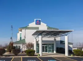 Motel 6 Dale, Indiana Near Holiday World and Splashing safari Santa Claus On I 64 Highway