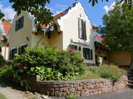 Hillside Apartments, hotel in Révfülöp