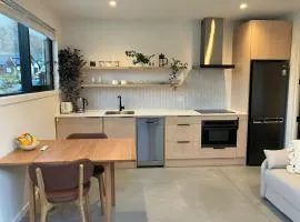 Modern, Cosy Apartment in Peaceful Area with Mountain Views