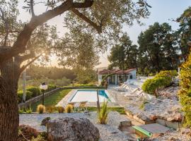 Luxury Villa with Private Pool in Skopelos, Nature Retreat, Villa Pine Trees by Kardous, hôtel à Alikias