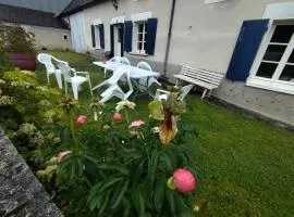 Maison plain pied, 2 chambres, longère typique , fraiche, dans bourg avec tous commerces
