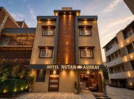 Hotel Nutan Ashray - 200 mtr from prem mandir, ξενοδοχείο σε Vrindāvan