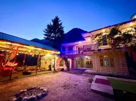 Clovee's Rooms and Cafe