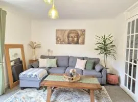 Bright and spacious 3 Bedroom house with parking, close to Peterborough City Centre
