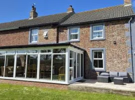 EASTCOTE FARM - Spacious 5-Bed Home with Views, Garden & Playroom