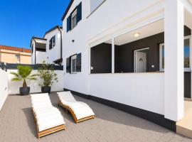 Apartments ROSINI, 300m from the beach with shared tavern and bikes, Nin, hotel i Nin