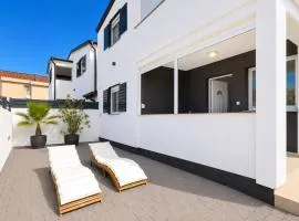 Apartments ROSINI, 300m from the beach with shared tavern and bikes, Nin