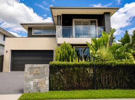 Luxury 4BR Retreat with Pool & Private Spa Bath, hotel em Marsden Park