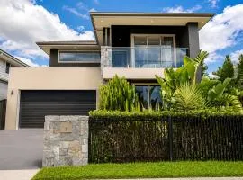 Luxury 4BR Retreat with Pool & Private Spa Bath
