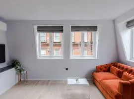 Top-Floor Soho Flat - AC - Sleeps 4 - Central London