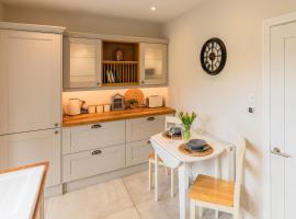 Modern Cottage Style House with Cosy Log Fire, Hotel in Harrogate