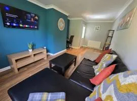 2ndHomeStays- Willenhall-A Serene 3 Bed House with a Garden View-Suitable for Contractors and Families-Sleeps 9 - 7 mins to J10 M6 and 21 mins to Birmingham