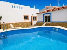 Viila Fernandes with Pool in Pera