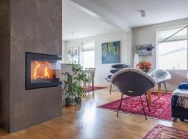 Luxury Nordic Villa w Hot Tub - Beautiful Views，阿克雷里的飯店