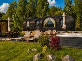 Friday Inn Igloo - Jacuzzi încălzit, Foișor cu încălzire infraroșu si videoproiector, Intimitate, Natură, Priveliște & Iaz - Escapadă romantică premium într-un tiny house unic în Romania - La doar o oră de București si 25 min de Sinaia