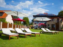 Pole Position Beach Hotel: Balatonszárszó şehrinde bir otel