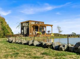Tiny House On a Tiny Lake Porch at Waters Edge, hotel en Brackney