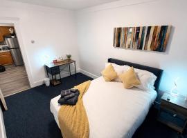 Bachi - Private Room 3 with Parking, Desk & Fast WiFi near Yale, Quinnipiac, SCSU & Hospitals, hotelli kohteessa Hamden