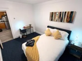 Bachi - Private Room 3 with Parking, Desk & Fast WiFi near Yale, Quinnipiac, SCSU & Hospitals