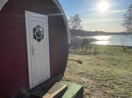 Schlaffass "Blitz" am Stolpsee, an der Mecklenburger Seenplatte