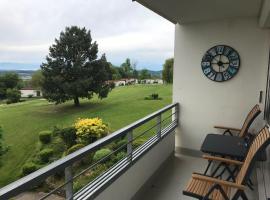 Appartement mit großem Indoorpool und toller Weitsicht auf die Berge, hotel en Oberteuringen